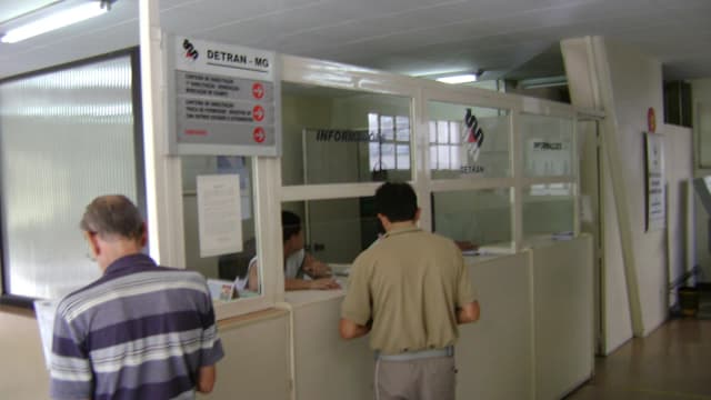 Cidadãos aguardam atendimento em balcão do Detran-MG (foto de arquivo).