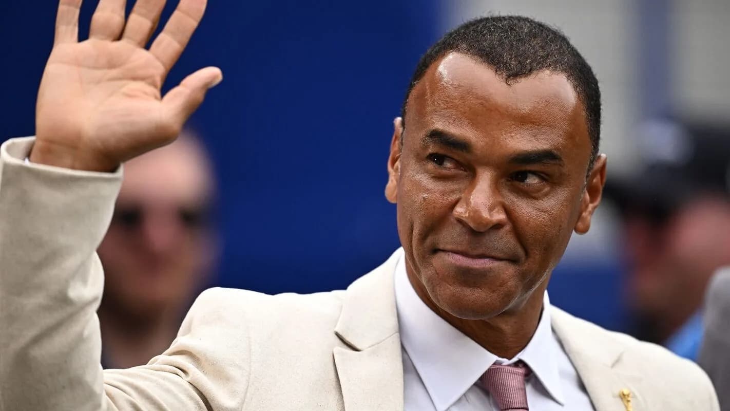 Cafu, capitão do penta, acena durante evento em Goiânia
