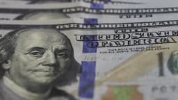 Cédula de cem dólares americanos em close