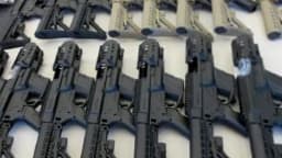 Fuzis apreendidos enfileirados em operação da Polícia Federal contra tráfico internacional de armas