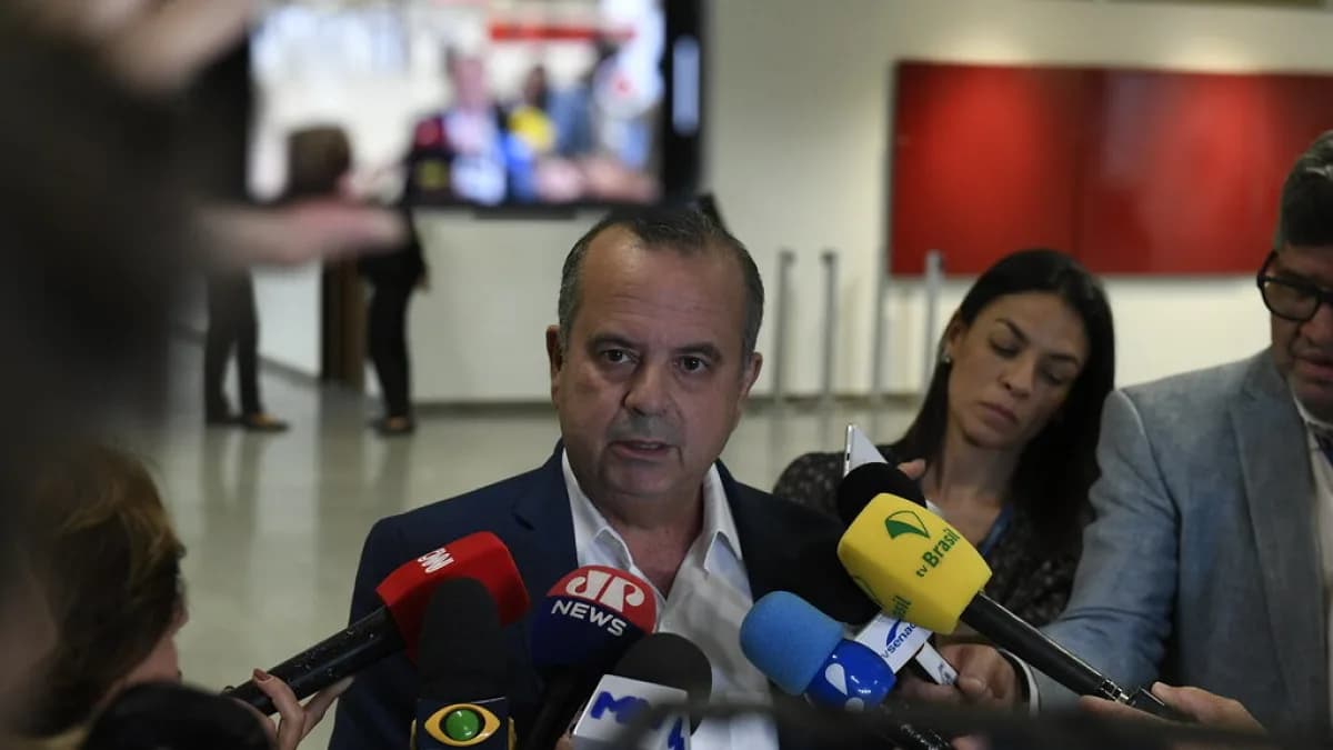 Senador Rogério Marinho fala com jornalistas em coletiva de imprensa
