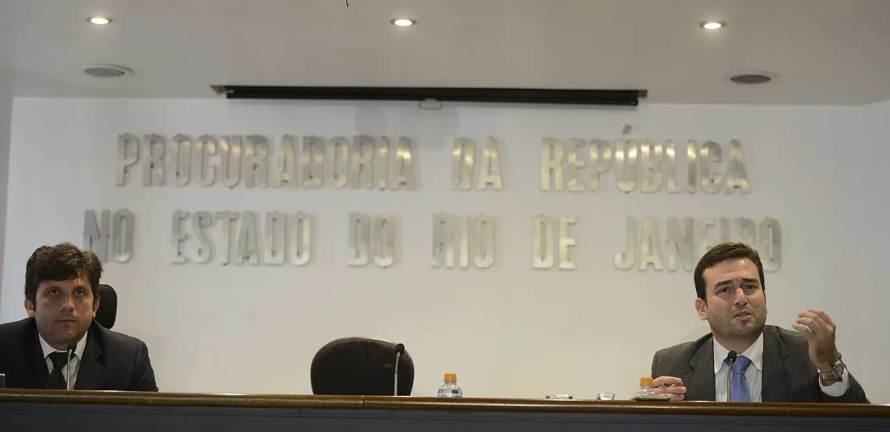 O Procurador da República Leandro Mitidieri (esquerda) e o delegado da Polícia Federal Tácio Muzzi (direita)fala sobre a Operação Saqueador, a qual pede a prisão dos empresários…