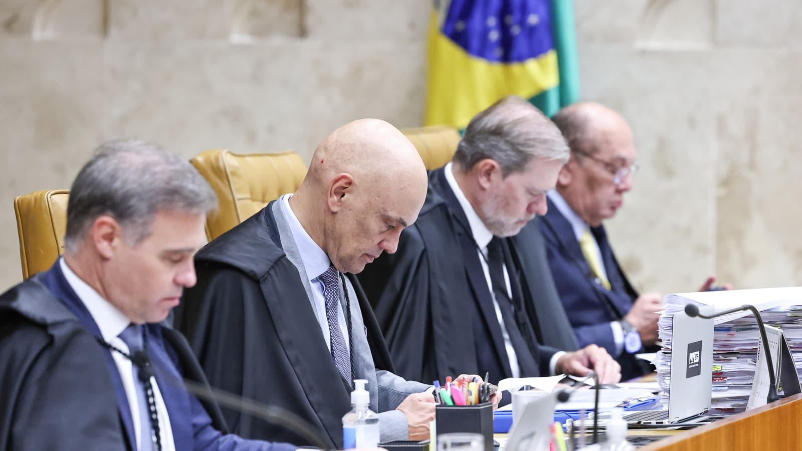 Ministros do Supremo Tribunal Federal, incluindo Alexandre de Moraes, durante sessão plenária no plenário da Corte (foto de arquivo)