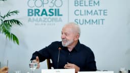 Lula fala durante coletiva de imprensa com jornalistas estrangeiros