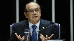 O ministro Gilmar Mendes fala ao microfone durante sessão no plenário do Senado