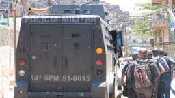 Foto de arquivo mostra viatura blindada da Polícia Militar durante operação em comunidade do Rio de Janeiro