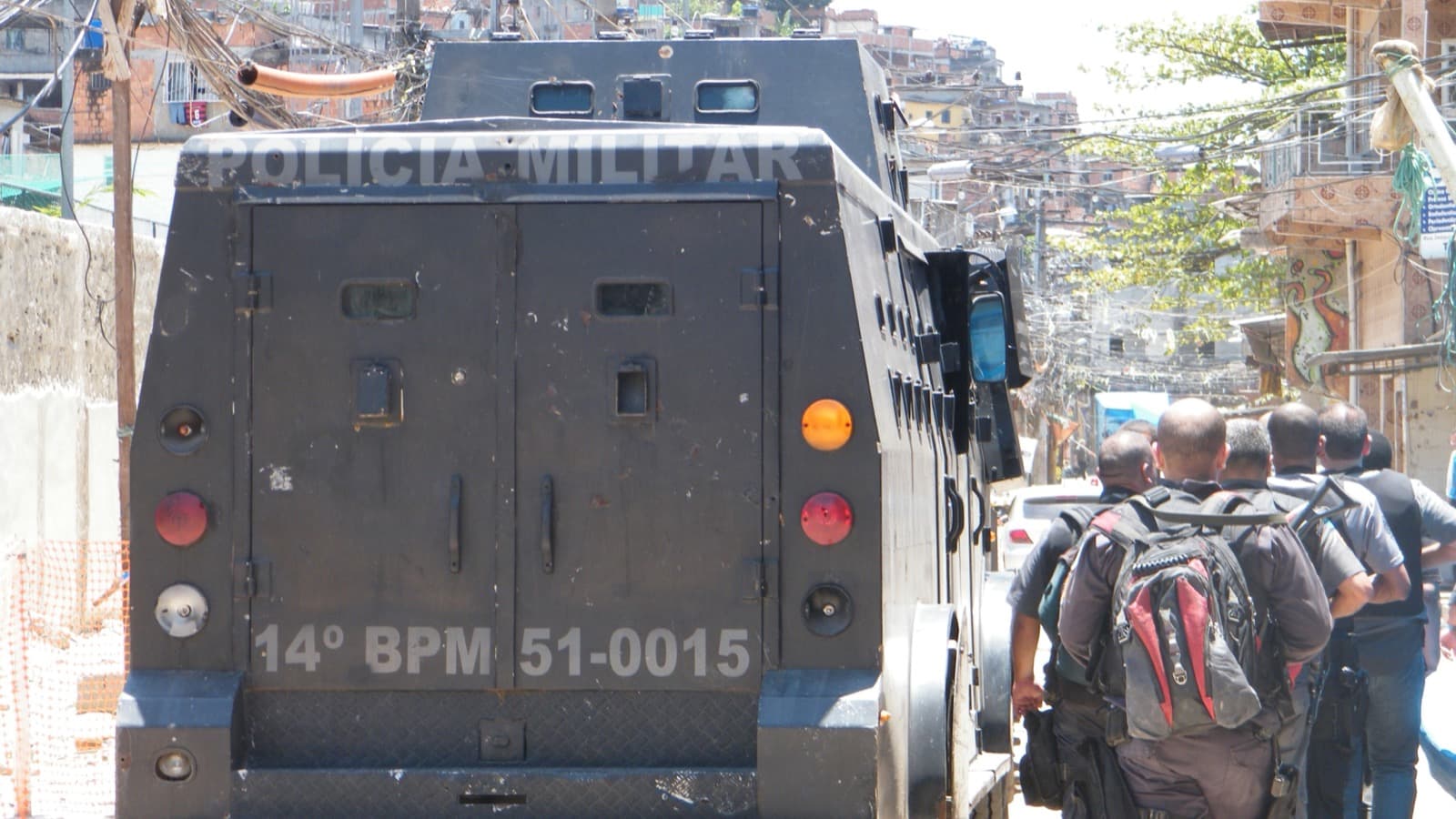 Foto de arquivo mostra viatura blindada da Polícia Militar durante operação em comunidade do Rio de Janeiro