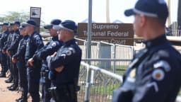 Policiais fazem esquema de segurança em frente à sede do Supremo Tribunal Federal, em Brasília