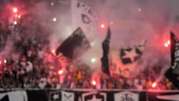 Torcida do Botafogo com bandeiras e sinalizadores em arquibancada (foto de arquivo)