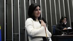 Simone Tebet discursa no plenário do Senado, com as mãos postas, em foto de arquivo