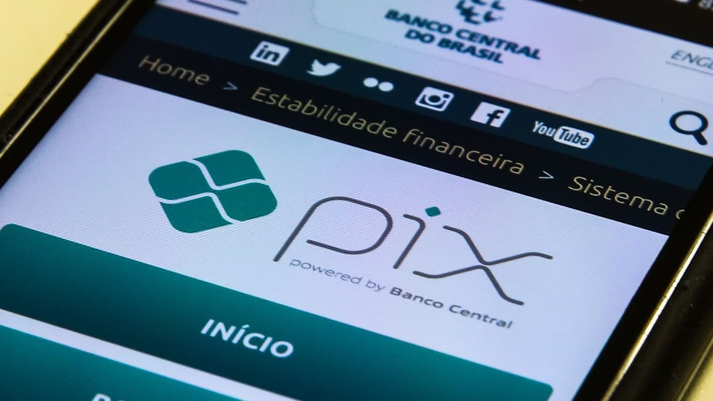 Tela de smartphone mostra a página do Pix no site do Banco Central