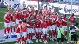 Elenco do Arsenal celebra o título da Premier League 2025/26