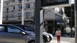 Termômetro de rua mostra temperatura elevada em dia de calor