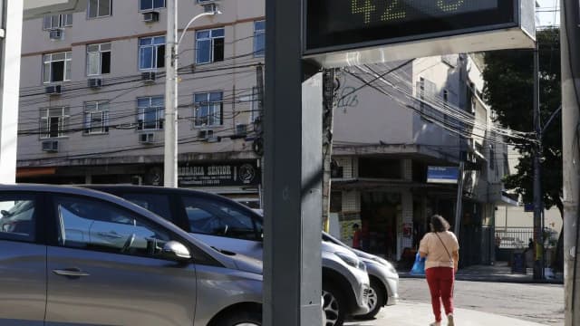 Termômetro de rua mostra temperatura elevada em dia de calor