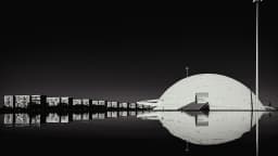Vista noturna do Museu Nacional da República, em Brasília, refletido na água