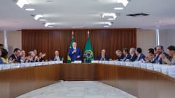 Presidente Lula durante reunião ministerial em mesa oval no Palácio do Planalto