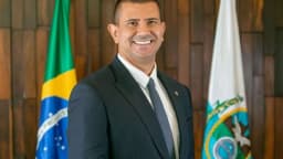 Retrato oficial de Douglas Ruas, eleito governador do Rio de Janeiro, ao lado das bandeiras do Brasil e da Alerj