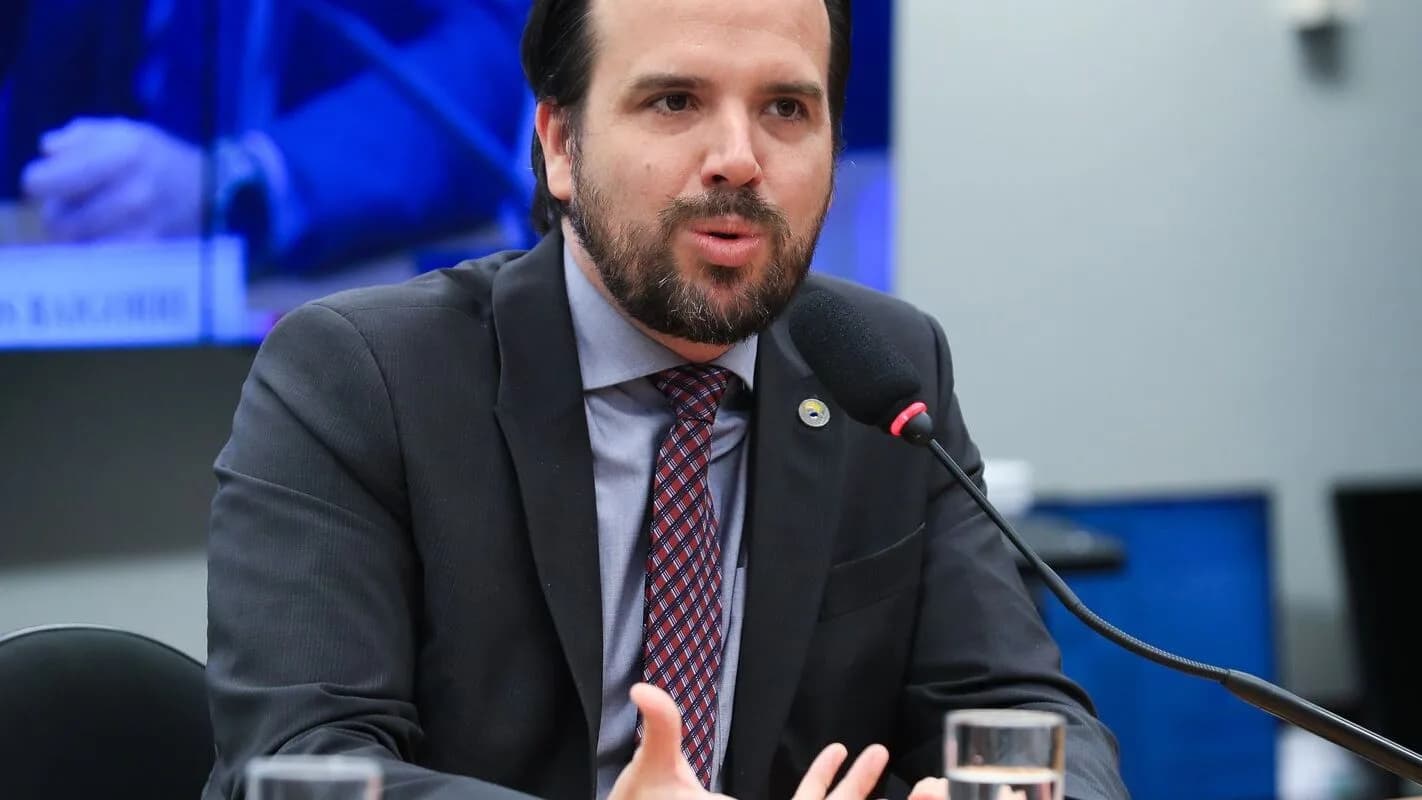 Carlos Baigorri, presidente da Anatel, fala ao microfone durante audiência pública