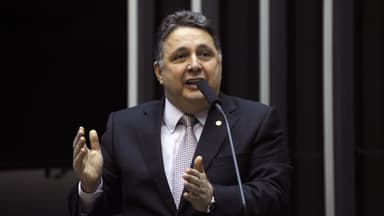 Anthony Garotinho discursando na tribuna da Câmara dos Deputados, de terno escuro, gesticulando junto ao microfone; imagem de arquivo de 2013