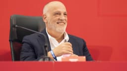 Javier Tebas, presidente da LaLiga, sorri durante entrevista