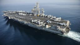 Porta-aviões americano USS Nimitz navega no Golfo Pérsico com aeronaves de combate no convés, foto de arquivo de 2013