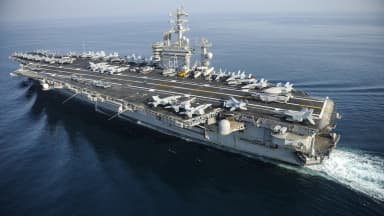 Porta-aviões americano USS Nimitz navega no Golfo Pérsico com aeronaves de combate no convés, foto de arquivo de 2013