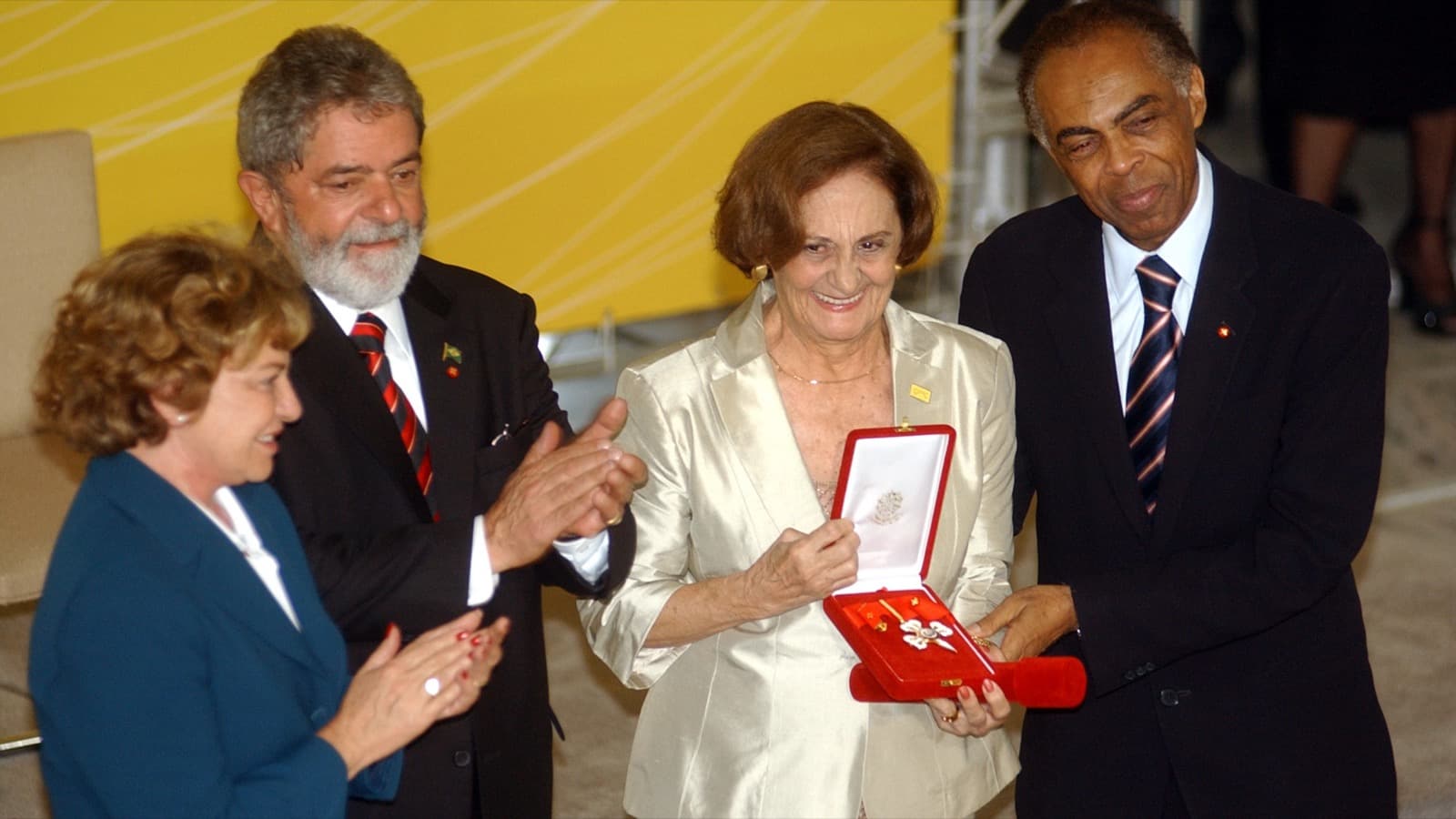 Laura Cardoso recebe a Ordem do Mérito Cultural do então presidente Lula, ao lado do então ministro Gilberto Gil, em 2006