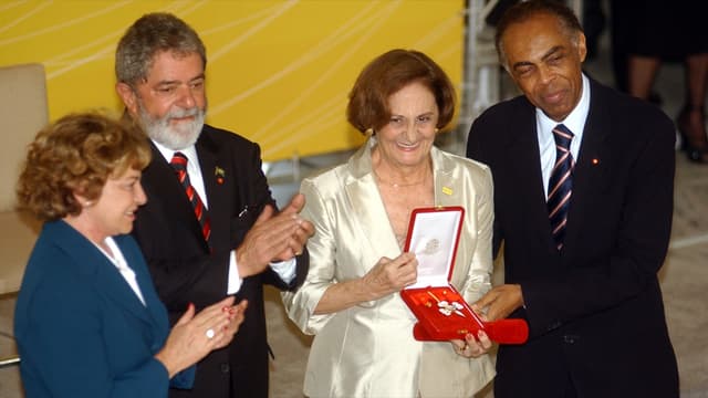 Laura Cardoso recebe a Ordem do Mérito Cultural do então presidente Lula, ao lado do então ministro Gilberto Gil, em 2006