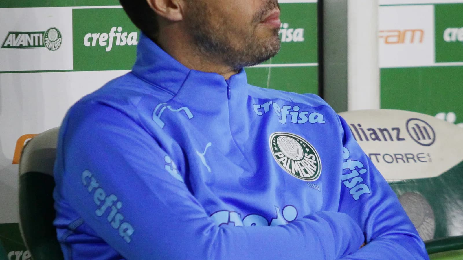 Abel Ferreira, técnico do Palmeiras, observa o jogo sentado no banco de reservas