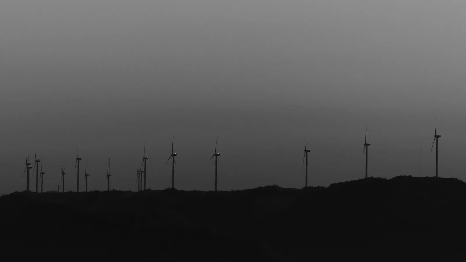 Turbinas eólicas de uma usina de energia eólica vistas ao entardecer