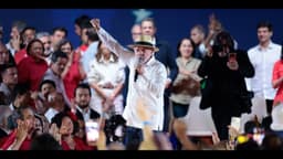 Presidente Lula discursa ao microfone, de chapéu, cercado por militantes na convenção nacional do PT, em São Paulo