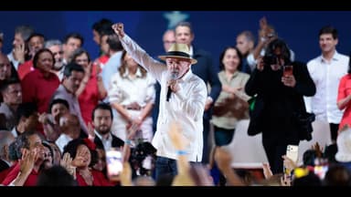 Presidente Lula discursa ao microfone, de chapéu, cercado por militantes na convenção nacional do PT, em São Paulo