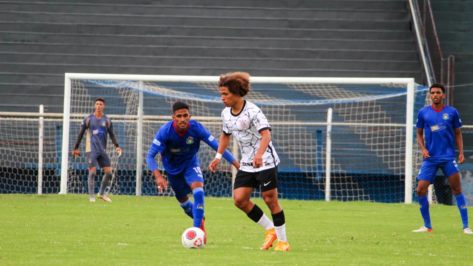 Jogador do Corinthians conduz a bola durante partida