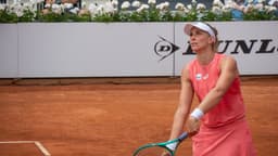 Beatriz Haddad Maia se prepara para rebater a bola durante partida de tênis em quadra de saibro (foto de arquivo)