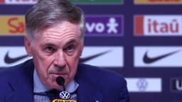 Carlo Ancelotti fala em coletiva da Seleção Brasileira diante de painel de patrocinadores