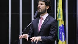 Deputado federal Marcelo Aro discursa à tribuna no plenário da Câmara dos Deputados, em Brasília