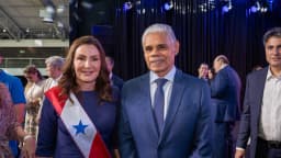 A governadora do Pará, Hana Ghassan, usa a faixa do estado ao lado de autoridade em cerimônia de posse