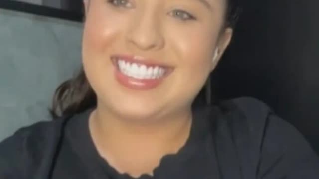 Cantora Mari Fernandez durante programa de TV