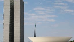 Fachada do Congresso Nacional, com as duas torres da Câmara dos Deputados e do Senado