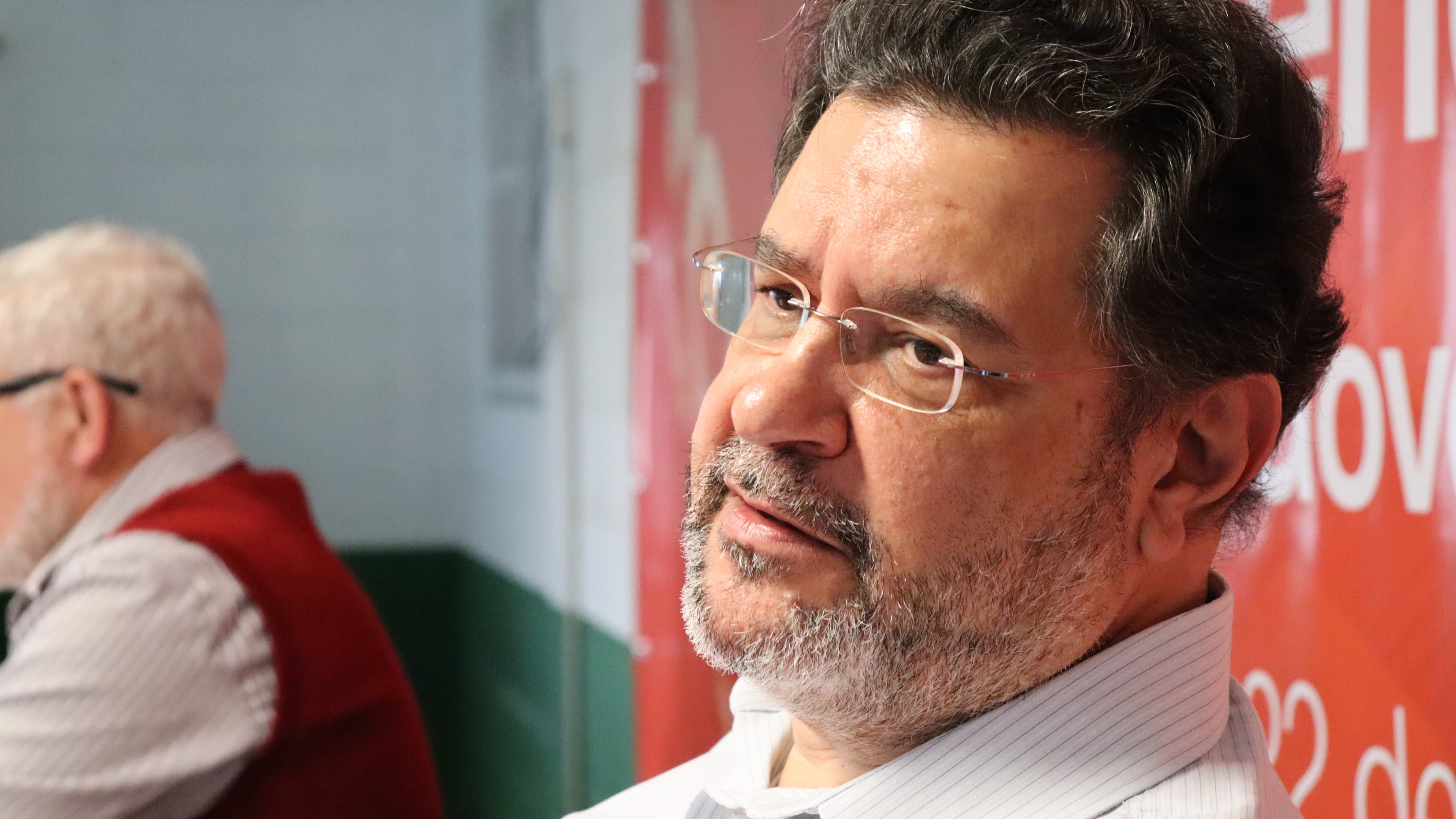 Retrato de Rui Costa Pimenta, presidente do PCO, de óculos, em evento partidário