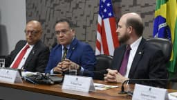 Reunião bilateral entre autoridades do Brasil e dos Estados Unidos, com as bandeiras dos dois países ao fundo