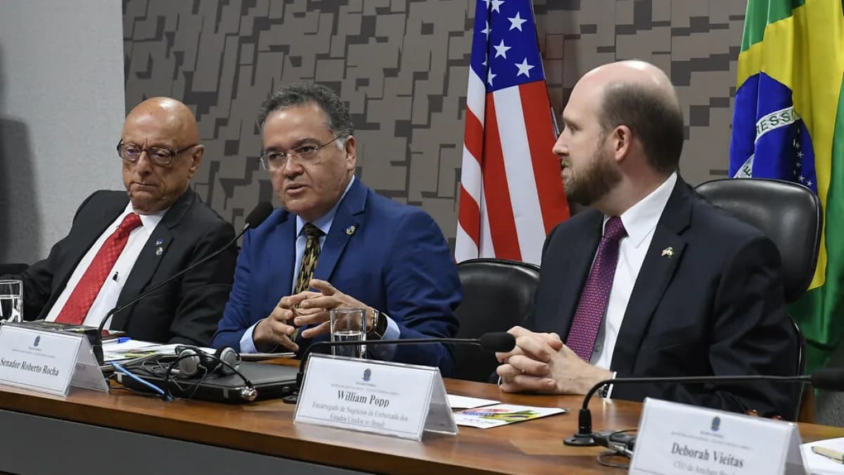 Reunião bilateral entre autoridades do Brasil e dos Estados Unidos, com as bandeiras dos dois países ao fundo
