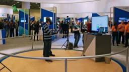 Estande de demonstração tecnológica em evento do Google Cloud, com público ao redor