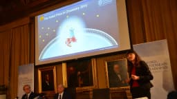 Sala de anúncio do Prêmio Nobel na Academia Sueca de Ciências, com telão e plateia