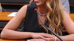 A deputada federal Erika Hilton (PSOL-SP) fala ao microfone durante sessão na Câmara dos Deputados