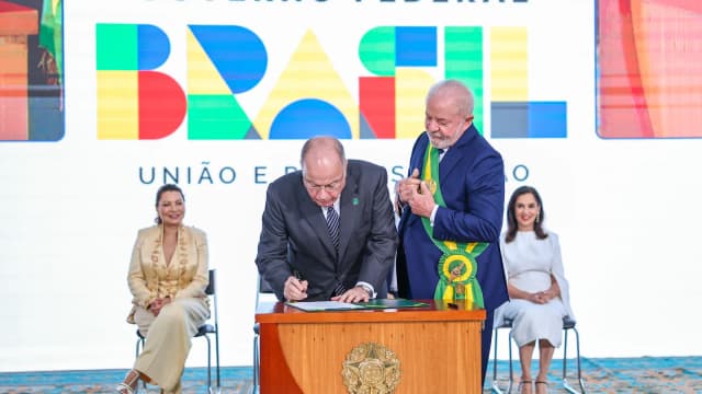 Mauro Vieira ao lado do presidente Lula na cerimônia de posse como ministro das Relações Exteriores
