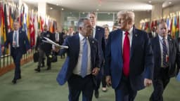 Presidente Donald Trump caminha com o enviado Steve Witkoff na sede da ONU, em Nova York