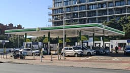 Posto de combustível da BP, com logo da marca visível