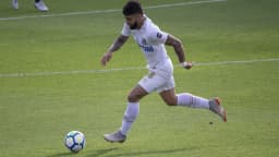 Gabigol, atacante do Santos, conduz a bola durante partida, uniforme branco