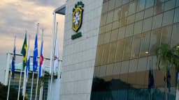 Fachada da sede da CBF, com bandeiras na entrada